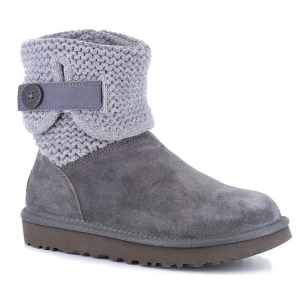 UGG® WOMEN'S SHAINA BOOTS - ROUND TOE Size 6
